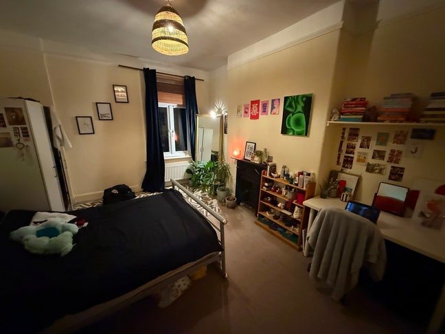 Spacious room in girl flat off Burton Road  Main Photo