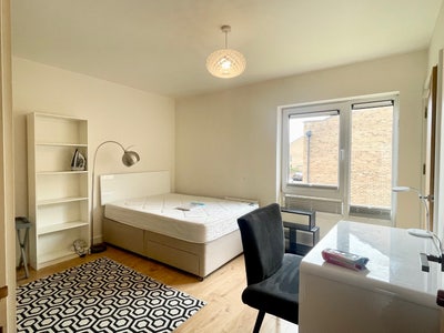 New - Double Bedroom close to City Centre Main Photo