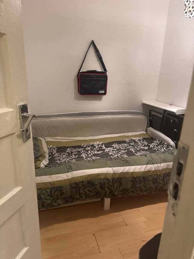 Professional Male seeks a single or double room Main Photo