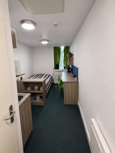 A well-presented studio apartment available to let Main Photo