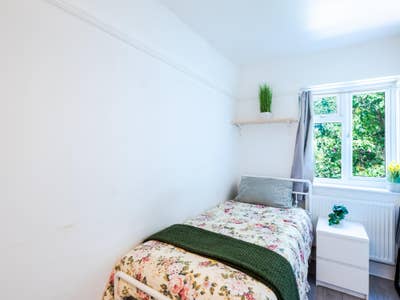 ✨ Single Room in Stoneleigh - Bills Included ✨ Main Photo