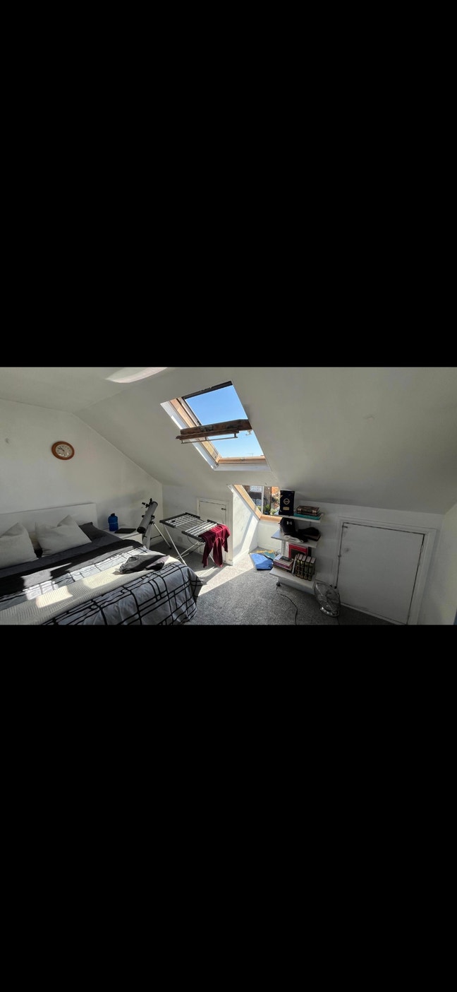 Doube room for rent. Close to bus stop new malden Main Photo