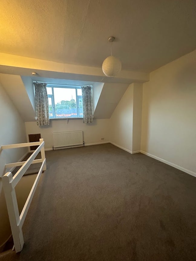 Available now, 3 bedroom house family friendly  Main Photo