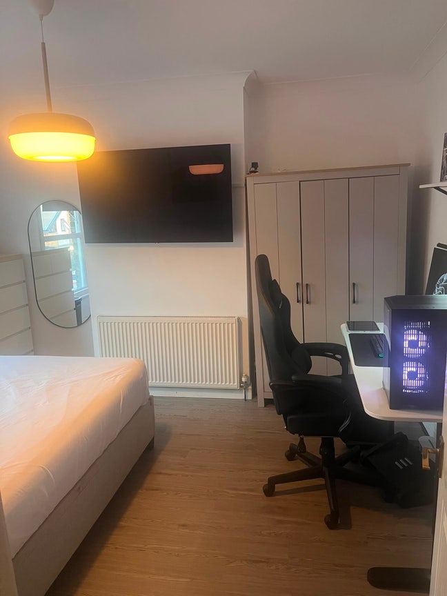Double bedroom all bills inc character house share Main Photo