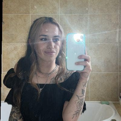 I am a professional female aged 28. I am look... Main Photo
