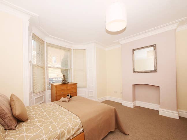 Feversham Crescent | Double Room | Near Hospital Main Photo