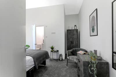 Large Stylish Ensuite Rooms Main Photo