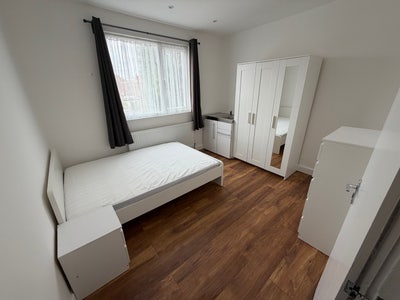 En-suite room with sink available in Alperton. Main Photo
