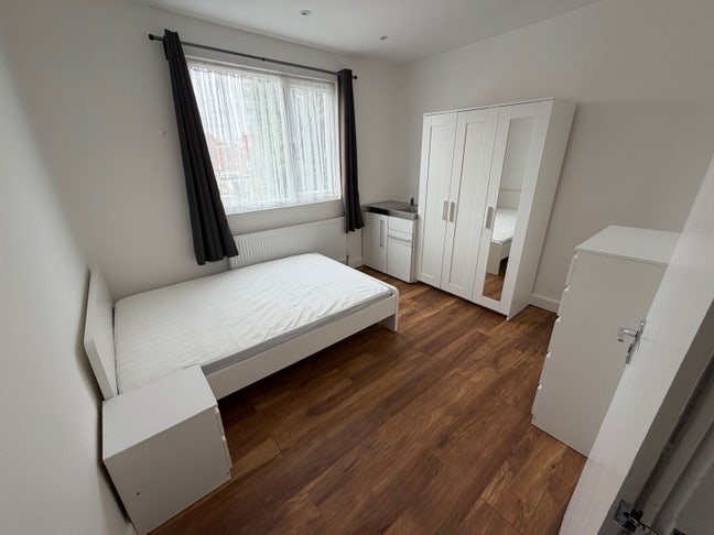 En-suite room with sink available in Alperton. Main Photo