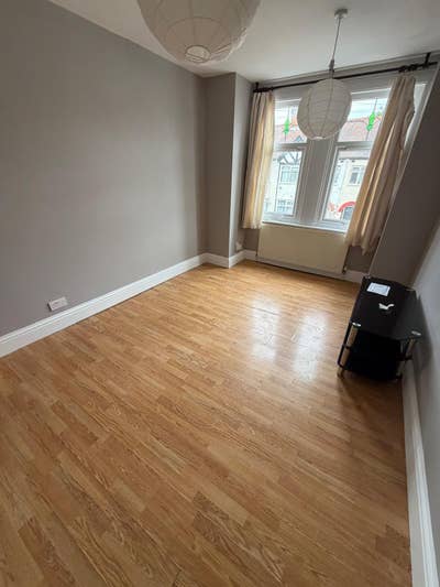 1-Bed First-Floor Flat To Let –  Fernlea Road, CR4 Main Photo