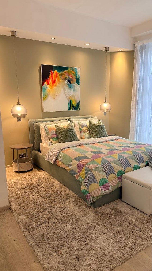 Large double bedroom in conv warehouse  Main Photo