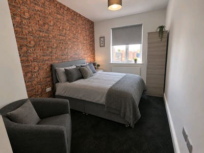 En-Suite Rooms In a Former Hotel + Private Parking Main Photo