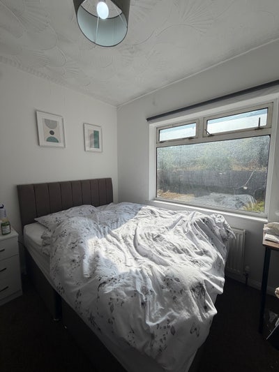 Double Bedroom For Rent Romney Av Main Photo