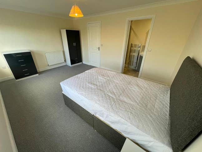 Two Spacious Rooms - One With En Suite Available Main Photo