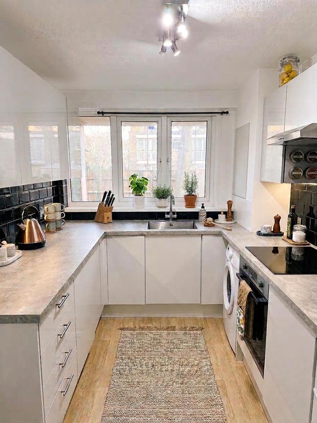 🏡 2 Double Bedrooms Available in Latimer Road Main Photo