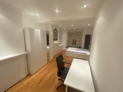 Doubleroom on-suit Hammersmith female only  Main Photo