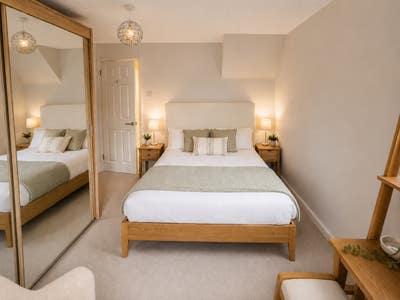 Beautifully Presented Double Room with field views Main Photo