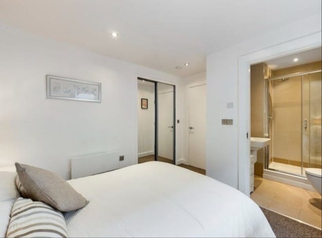 En-suite Room available in a 2-bedroom apartment Main Photo