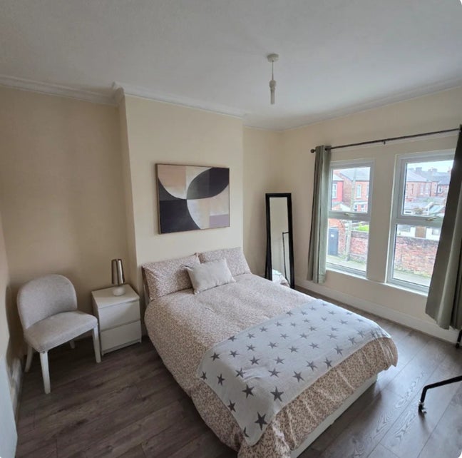 Large Bright Double Room in Clean, Spacious Home Main Photo