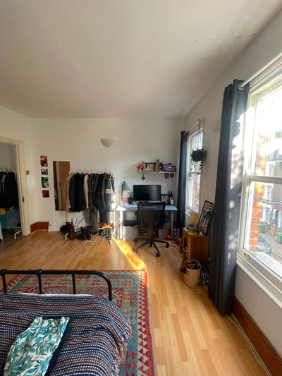 Bright and Spacious Double Bedroom  Main Photo