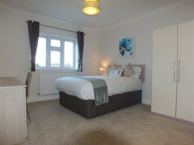 Beautiful Ensuite Room - Near Thames Valley Park Main Photo