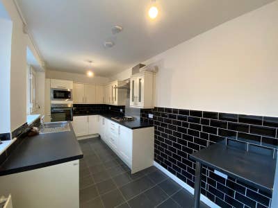 Brand new refurb/dbl rooms with en-suite/Parking Main Photo
