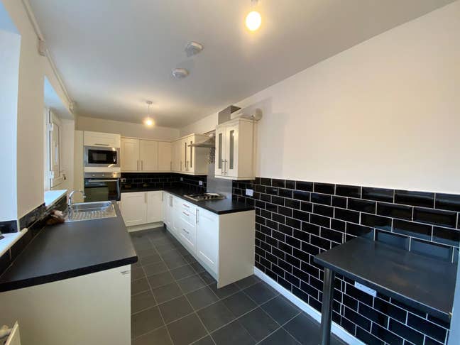 Brand new refurb/dbl rooms with en-suite/Parking Main Photo