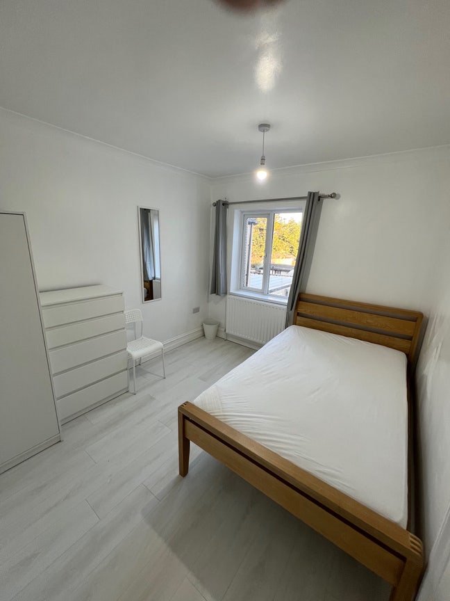 Clean Double room. Next to Woking Town/Station Main Photo