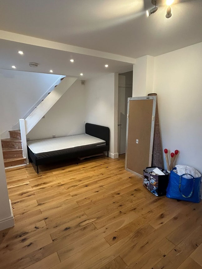 Spacious En-Suite Double Bed Room Main Photo