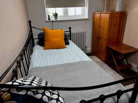 Pleasant self contained bedsit/kit/shower room. Main Photo