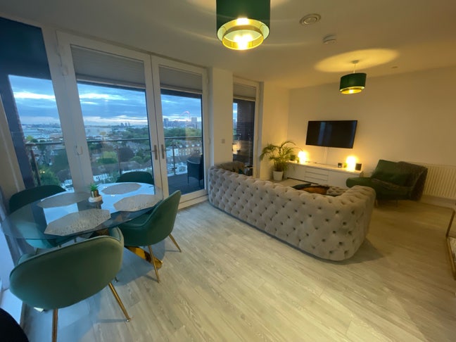 Top floor penthouse near stadium with parking  Main Photo