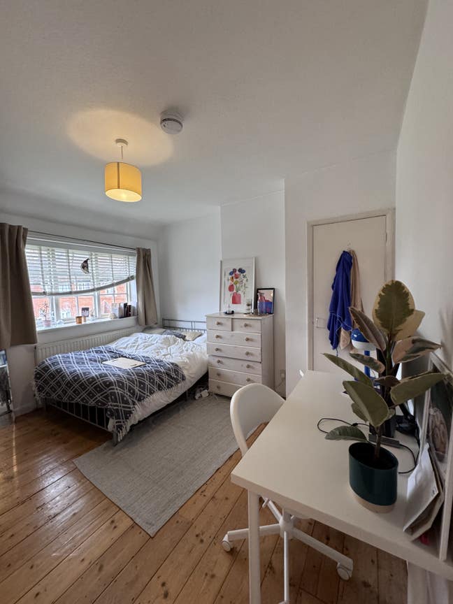 Spacey double room,friendly house, Shepherd's Bush Main Photo