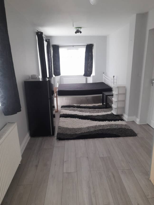 Ensuite large room with own access Main Photo