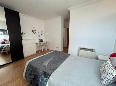 Large En-Suite Double with Desk - Isle of Dogs Main Photo