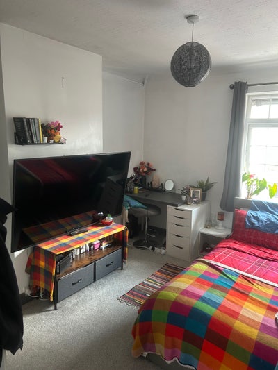 Double room available in Grove park  Main Photo