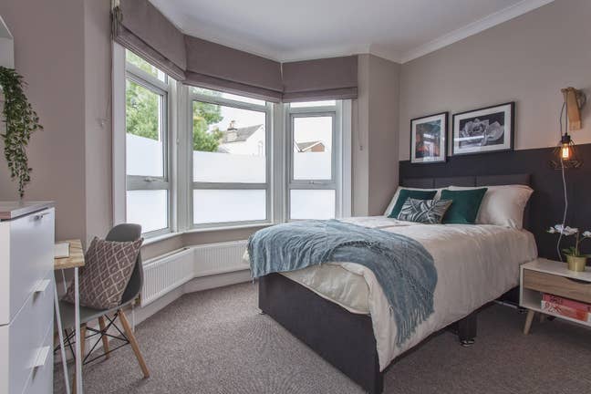 Large room with ensuite  (Be) Main Photo