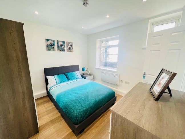 Bright and spacious double bedroom  Main Photo