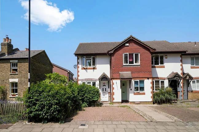  2-Bedroom  House  available  at  –  SE12  Main Photo