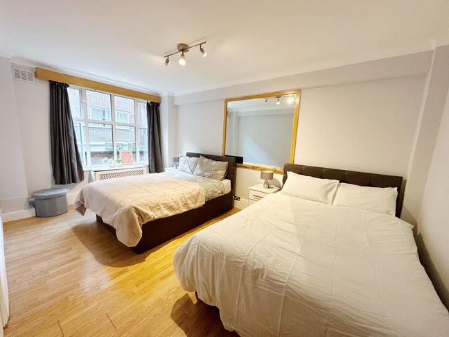 🌿Master room for Couple in the Heart of Hyde Park Main Photo