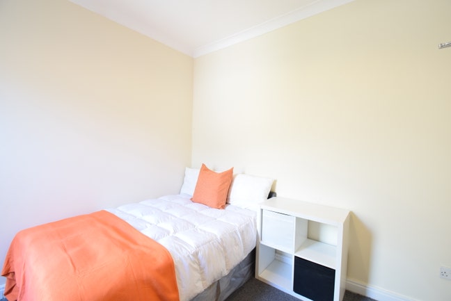 Double Close to Westfield Centre - Modern !  Main Photo