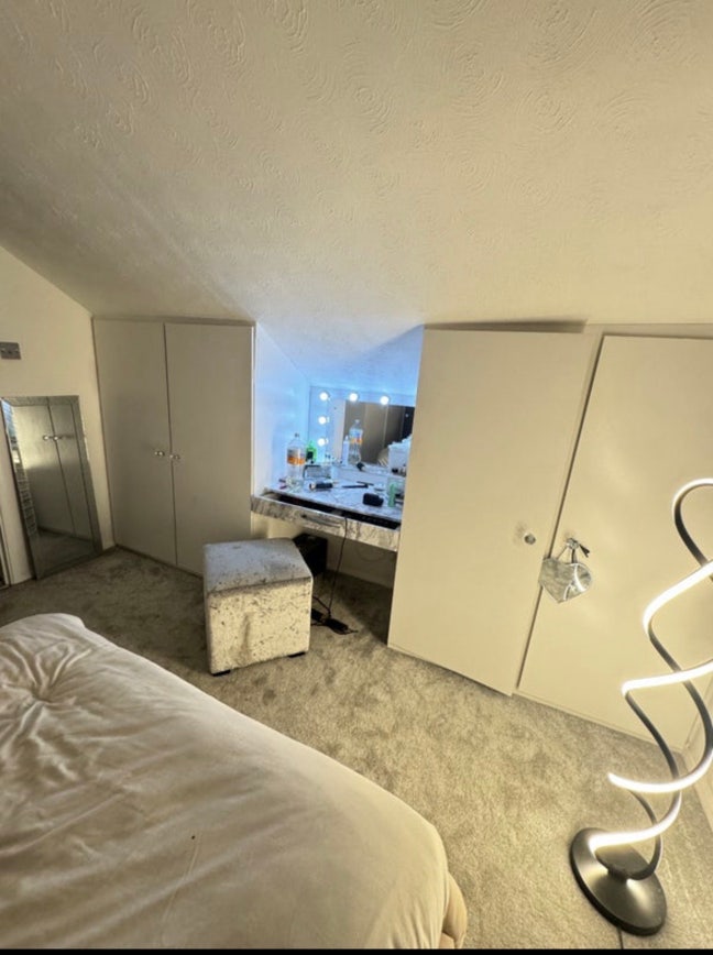 Rare large double room in detached bungalow   Main Photo
