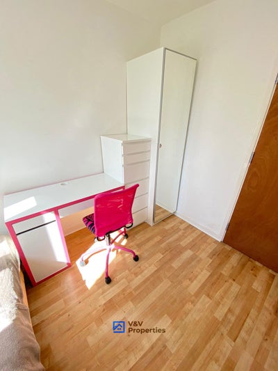 🏠 Single Room |Old Street No Bills Included  Main Photo