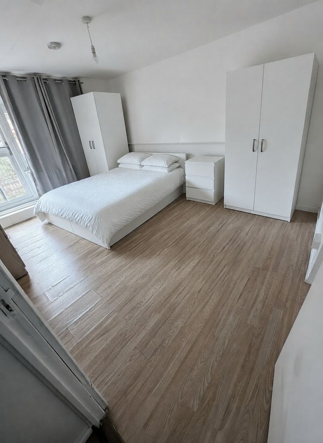     🔥 Rare Find! Double Room+Private Garden - SE16 Main Photo