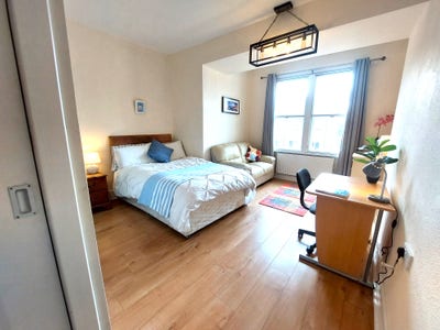 Stunning big ensuite room nr town centre, parking Main Photo