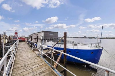 3 bedrooms for rent on Houseboat Main Photo