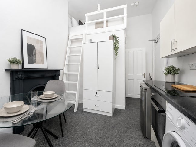 Luxury Mezzanine Studio Apartment! Main Photo