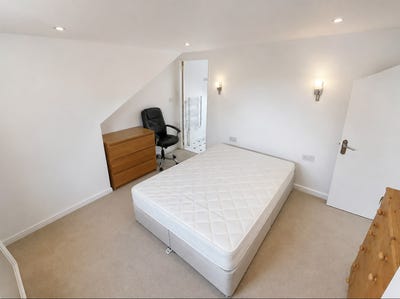 A Spacious Ensuit room for rent in TW3 3RT Main Photo