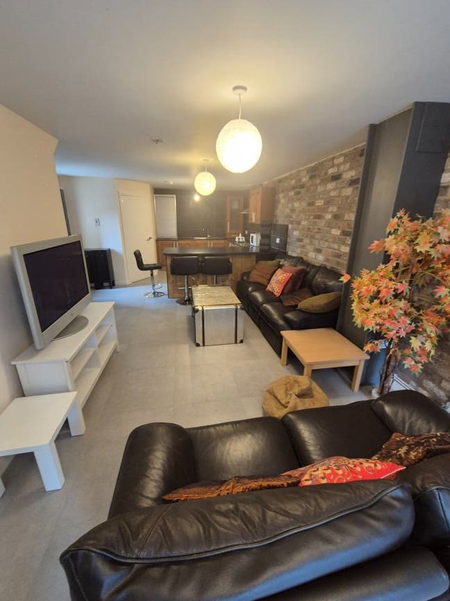 Large Double Room Suitable for Couples Sharing Main Photo