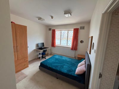 Bright double room with bathroom.  Main Photo
