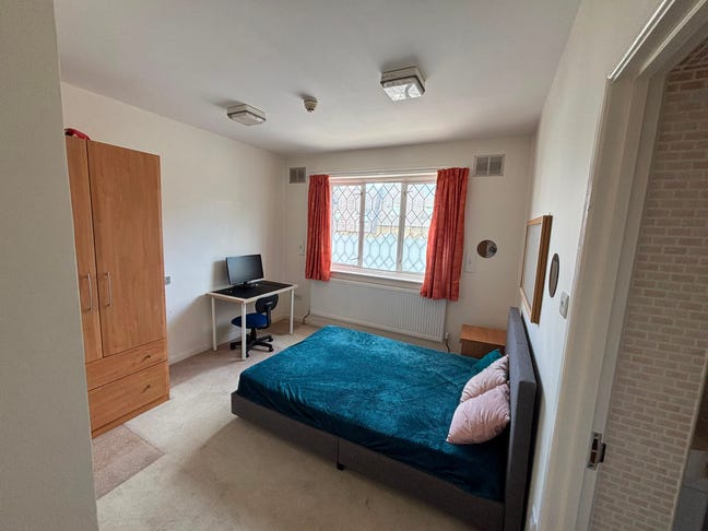 Bright double room with bathroom.  Main Photo